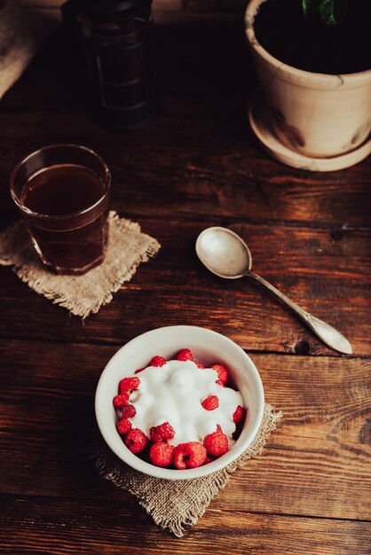 deser z kremem i owocami